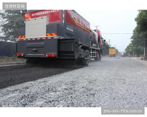 为压缩赛事间歇期的维护窗口,预制型高模量沥青封层模块化快速更换工艺已进入可行性验证 为压缩赛事间歇期的维护窗口,预制型高模量沥青封层模块化快速更换工艺已进入可行性验证